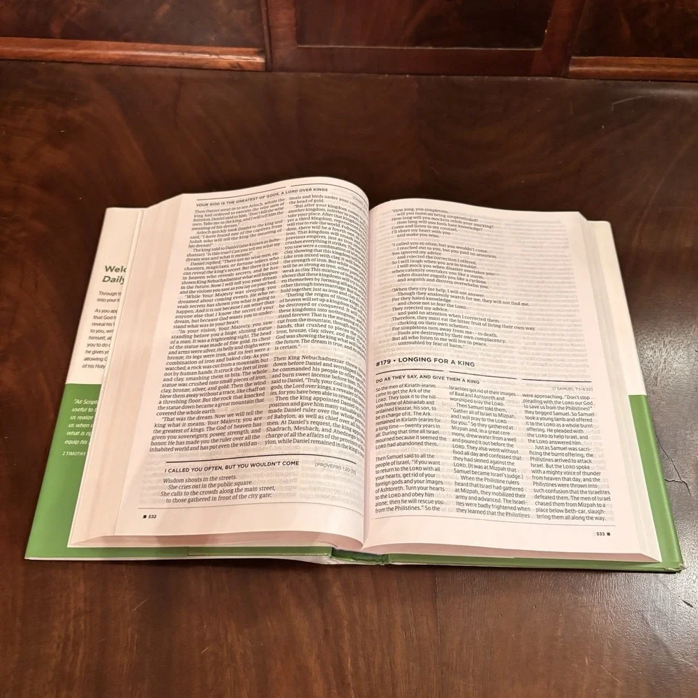 Daily‎ Reader's Bible NLT New Living Translation 365 Readings Tyndale HC 2015